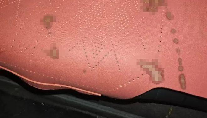 “太恶心了！”天津，网约车司机送完一对年轻男女后，往后座一看，竟发现后排坐垫上糊