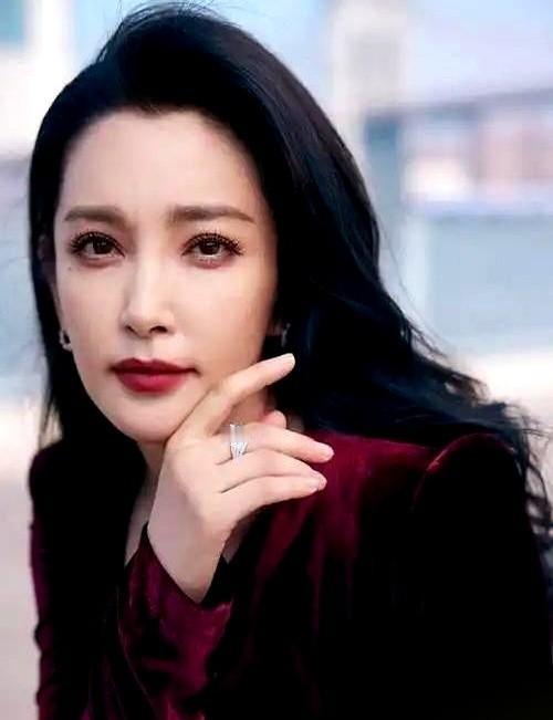 42岁那年，身家过亿的地产大亨，看上了一个东北姑娘。姑娘叫李冰冰，当时26，还