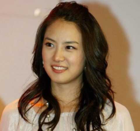 衣着暴露, 躺公公腿上, 如此宣扬