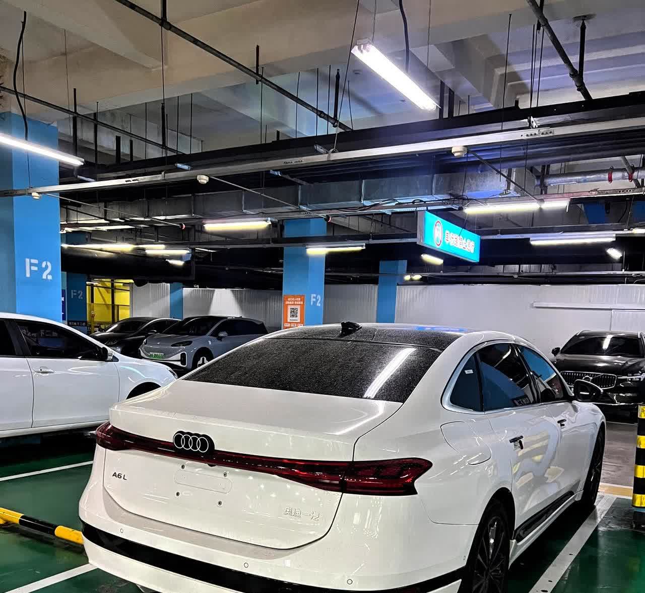 偶遇2026款奥迪A6L，这车还没上市，在江苏就已经上路，而且前脸已经擦了一块，