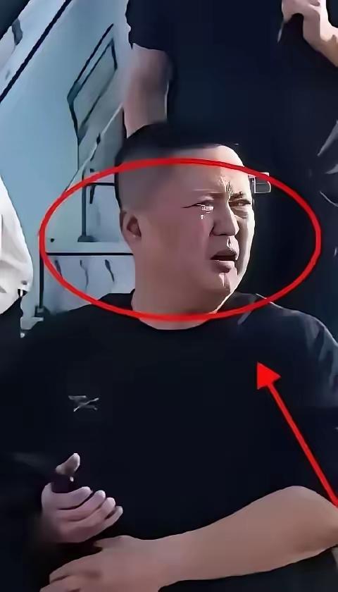 欧某某下飞机那会儿被网友拍到，脸上神色慌张。原定来接他的车开走了，他跟助理慌慌忙