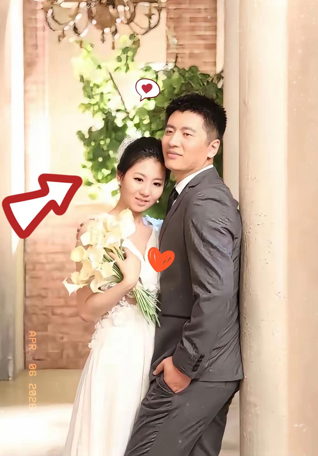 一身笔挺西装的张雪峰老师，曾经意气风发、俊朗挺拔。和妻子同框的瞬间满是温柔，她手