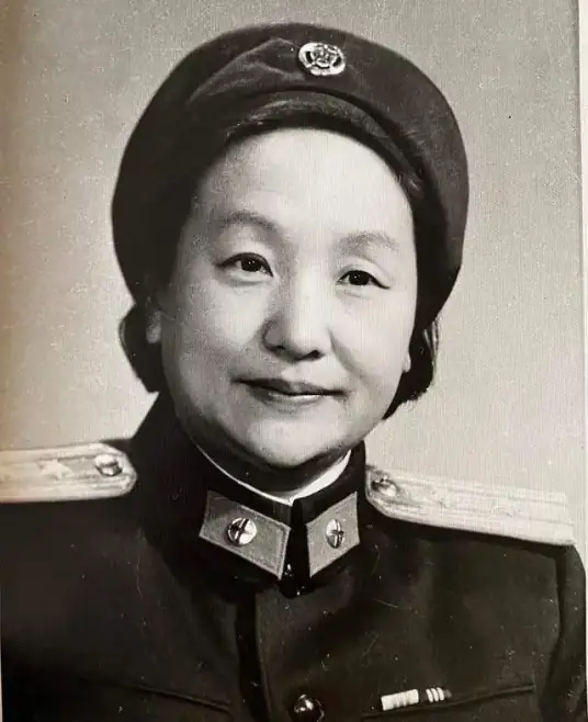 1944年，王树声领回了一位22岁的漂亮姑娘，徐向前要当婆家人，贺龙元帅要当娘家