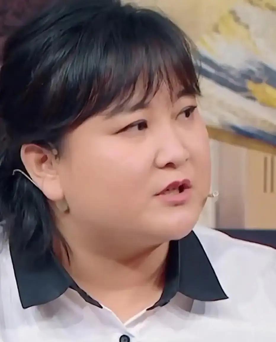 贾玲赢了他，二十年后却输给了他。2003年相声大赛，12分钟是铁律。超一秒