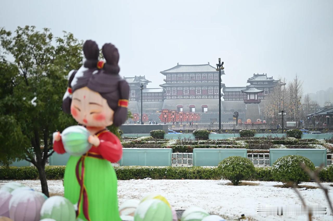 今日，洛阳迎来一场“桃花雪”，纷纷扬扬的雪花飘落，开启神都限定美景，飞雪掩映下的