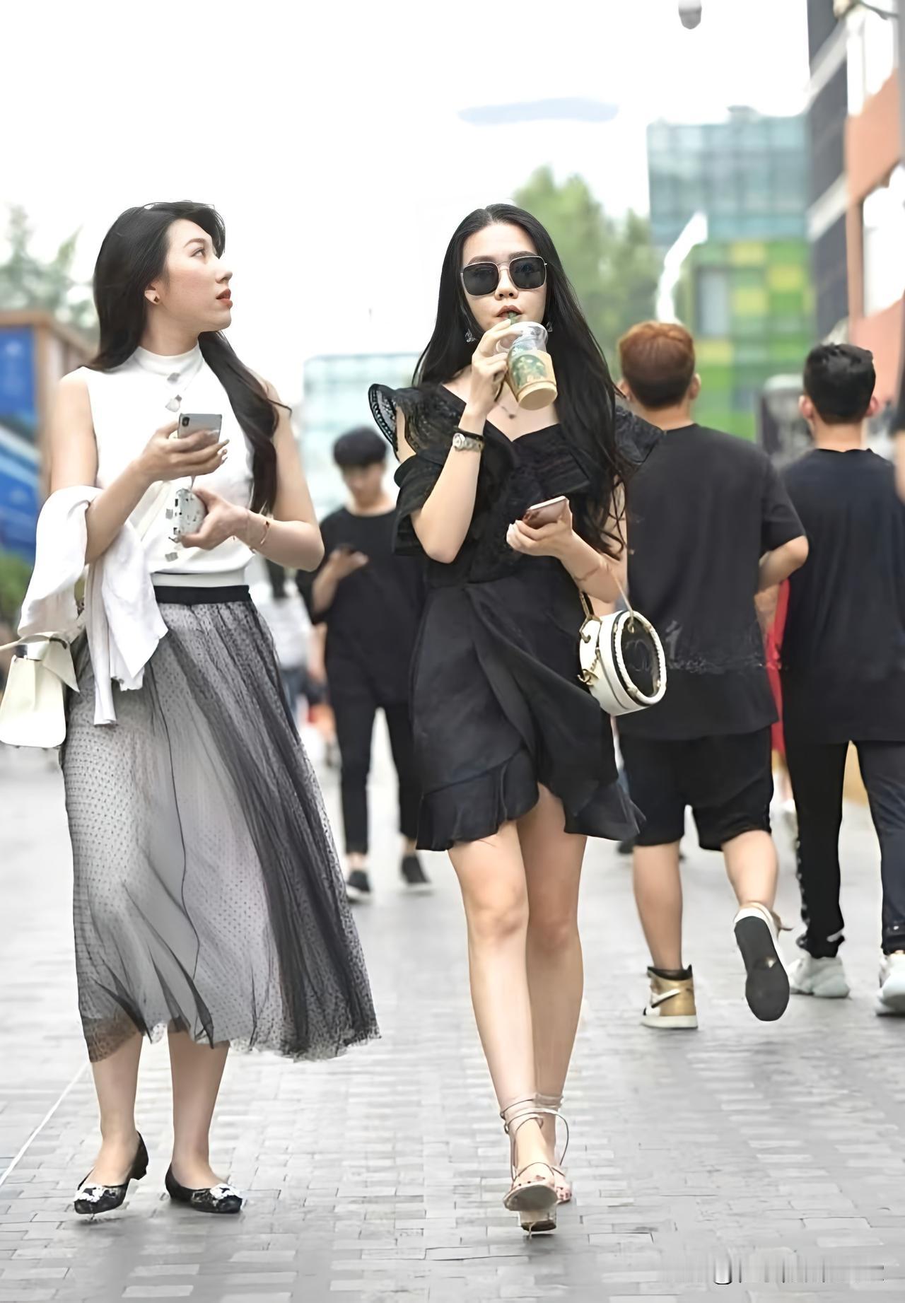 与闺蜜漫步街头，享受咖啡时光