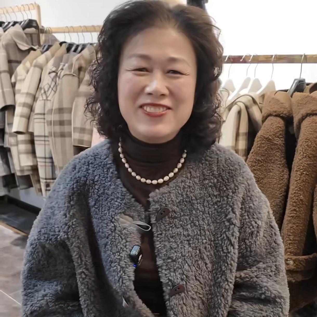 海宁皮革城女老板平时卖皮衣关键时刻却掏出了“隐藏技能”最近海宁一家商场里，