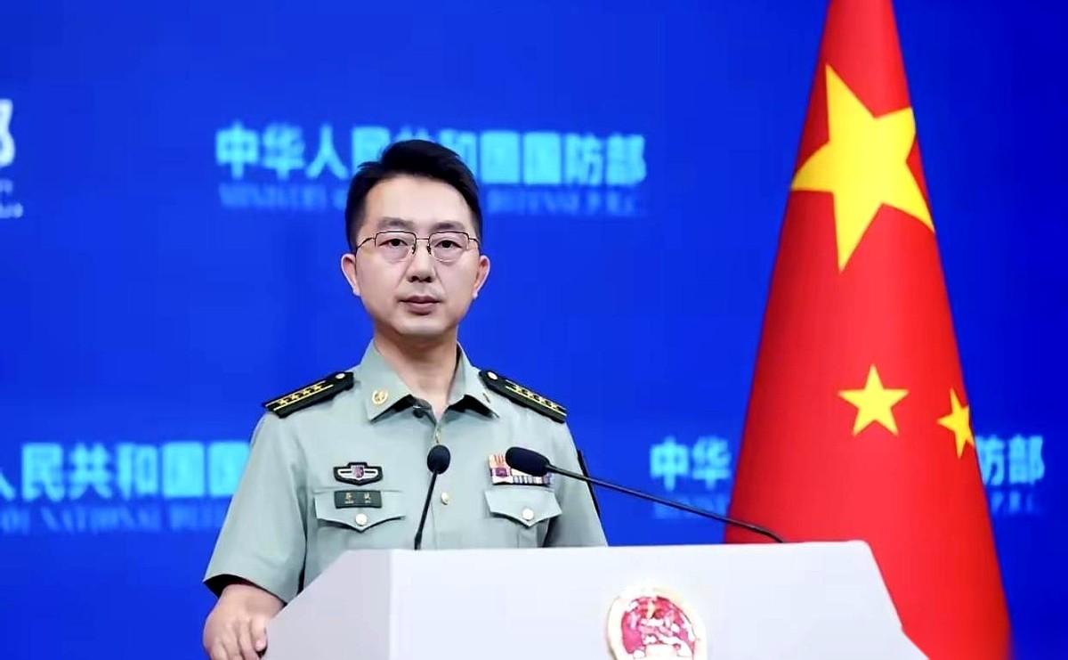 南海黄岩岛，打法换了。从前是“拔草式”应对：你来了，我费力拔掉。你走了，草根还