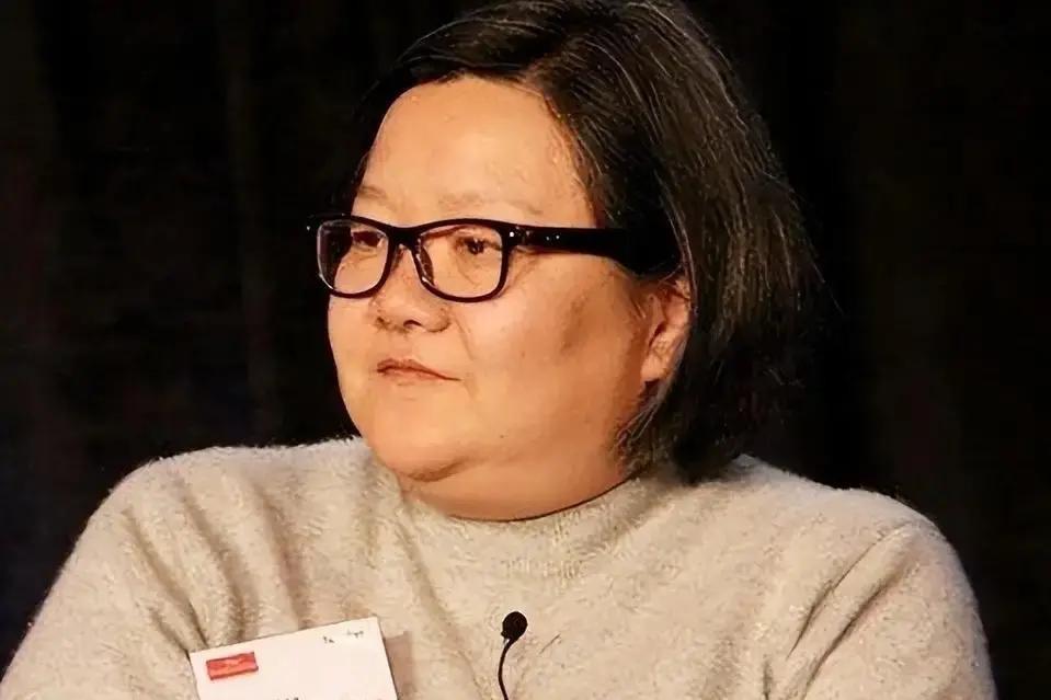 洪晃在播客里突然说自己当年接手《iLOOK》是干了缺德事。1999年她没打招呼