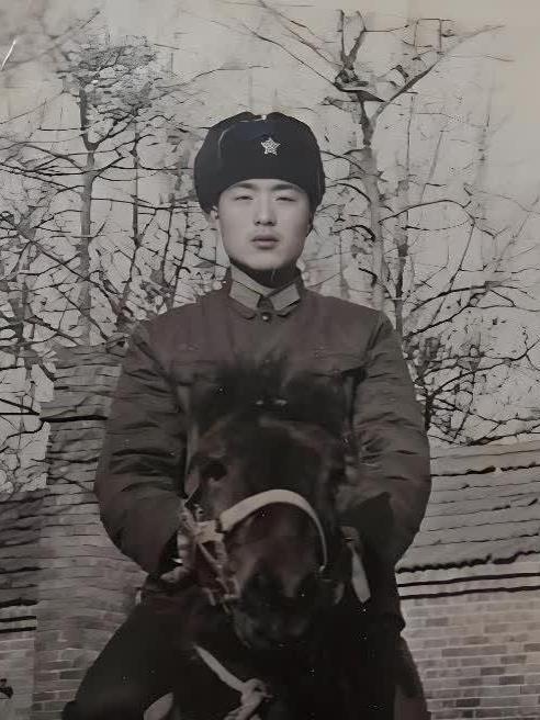1977年，我拒绝了连长的提干挽留执意退伍高考，40年后看表弟的工资条，我没忍住