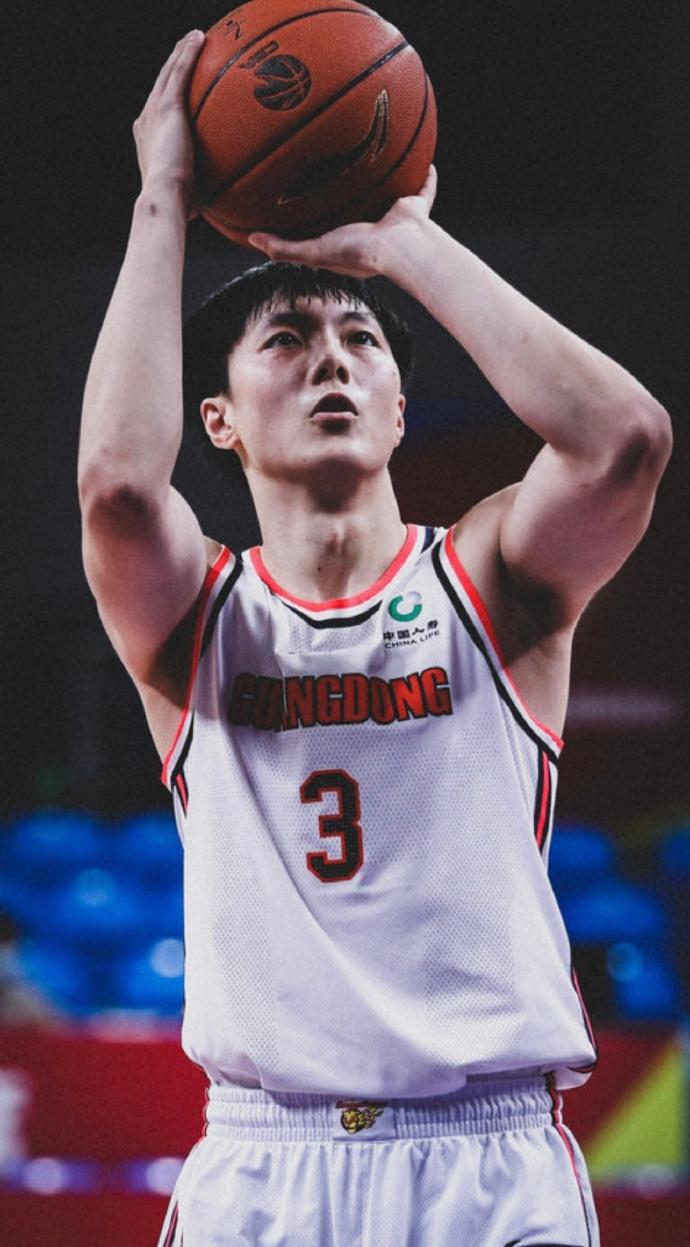 恭喜胡明轩！比肩广东队名宿朱芳雨 三分球大赛决赛的现场一度让人捏了一把汗，在
