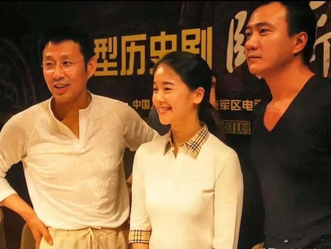 仔细看，左边是疏眉朗目，气宇轩昂的陈道明，中间是明眸善睐，楚腰卫鬓，朱唇榴齿，温