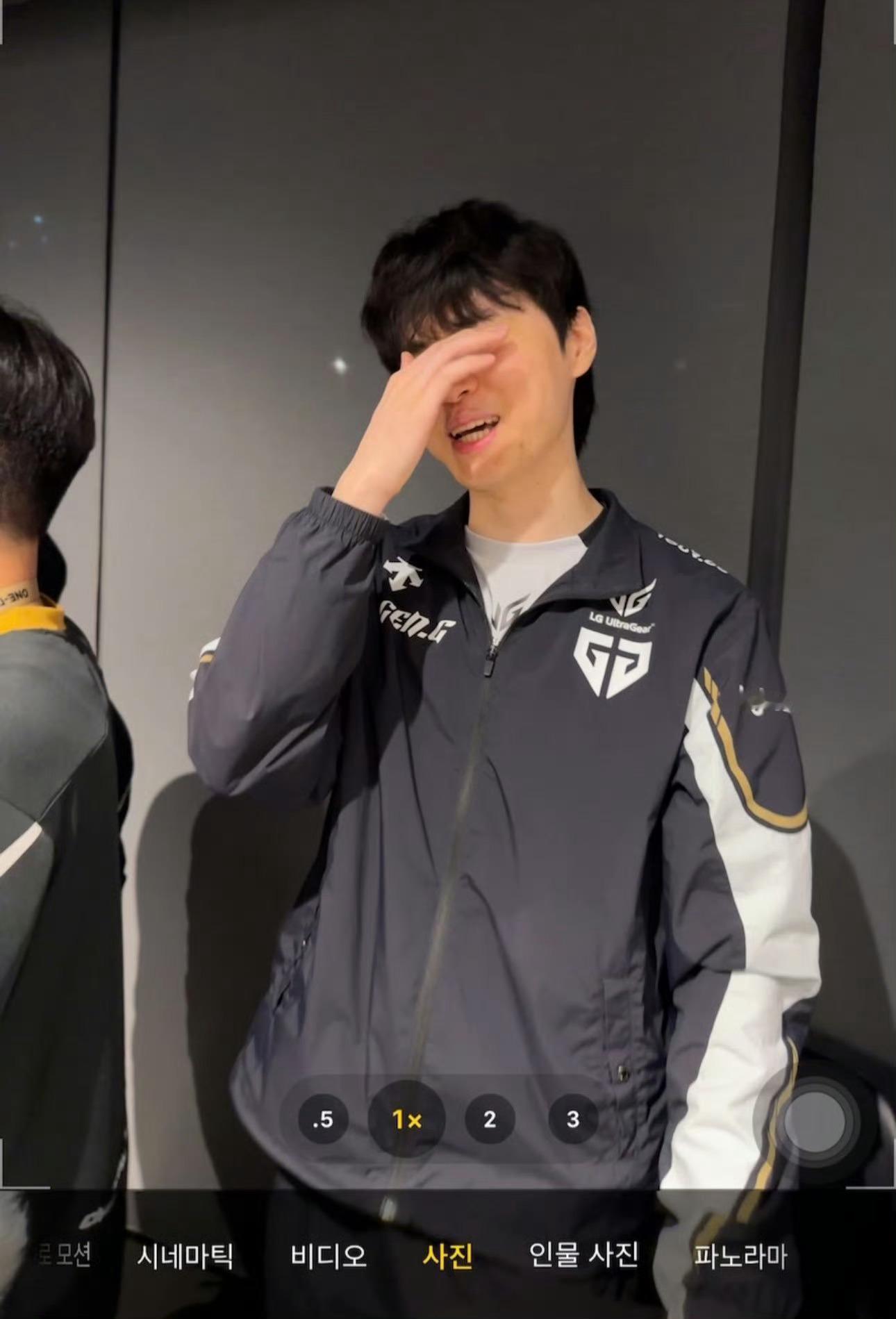 :Chovy选手，你今天有看过外面的太阳吗？Chovy：还没有:请看(p2):K