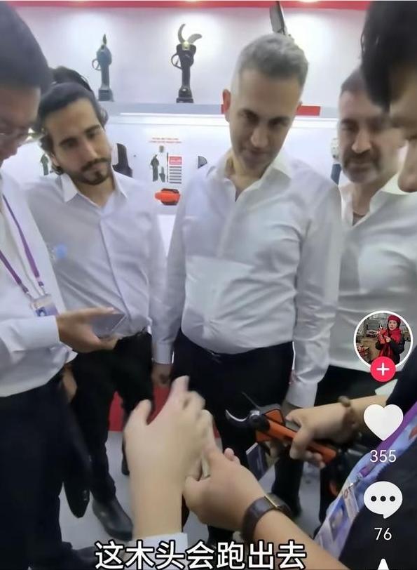 广交会现场直击：印度商家一大早堵在展馆门口，结果中午就空着手骂骂咧咧走了！