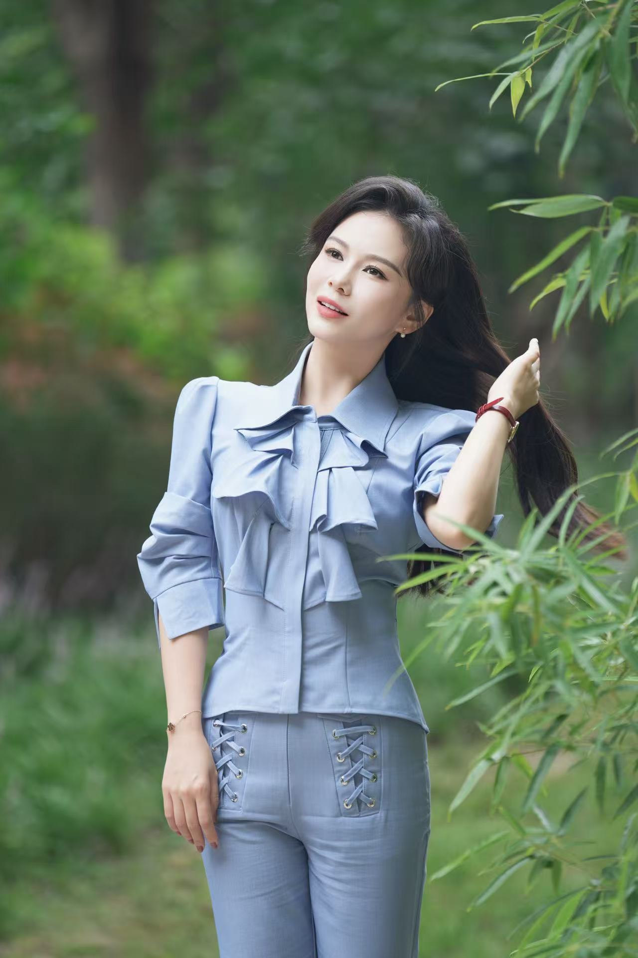 主持人刘美希凤凰网财经主持人刘美希漫步公园，刘美希宛如从油画中走来。荷叶