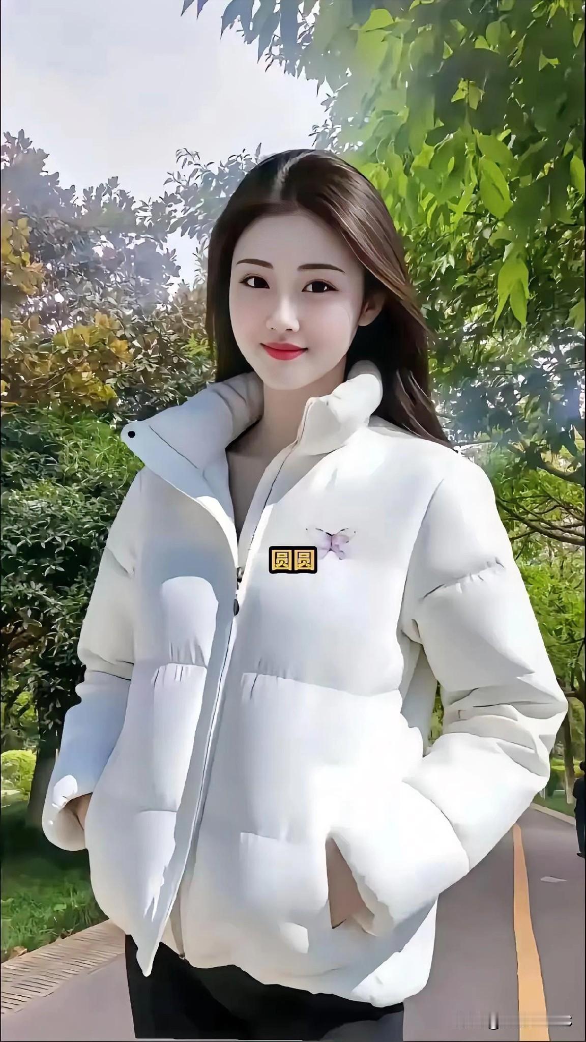 大家说这美女美吗？我感觉太美了！气质非凡，美丽动人，扣人心弦，端庄大方，如出水芙