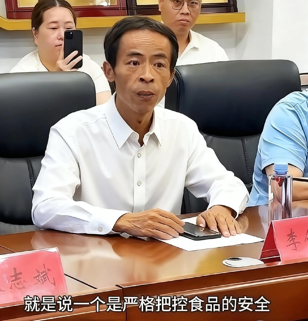 鸡排哥要是换上白衬衫来文旅开会，那真的是像极了领导开会，眼神炯炯有神，整