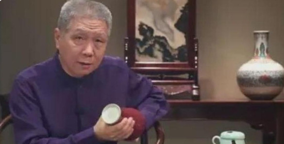 2004年的时候，马未都让人修一把黄花梨椅子。等要结账，师傅伸出一根手指头，马