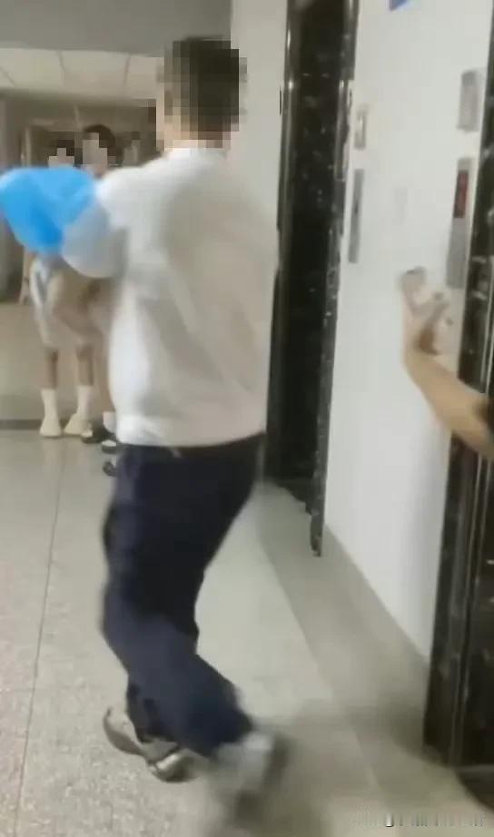 甘肃一所高校里，大二女生在宿舍悄悄生了孩子，之前网上还传她失血过多没了，幸好官方