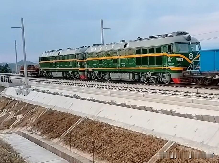 南珠高铁玉林——岑溪段，同古隧道处DF4B内燃机车正在卖力的牵引着施工列车干活。