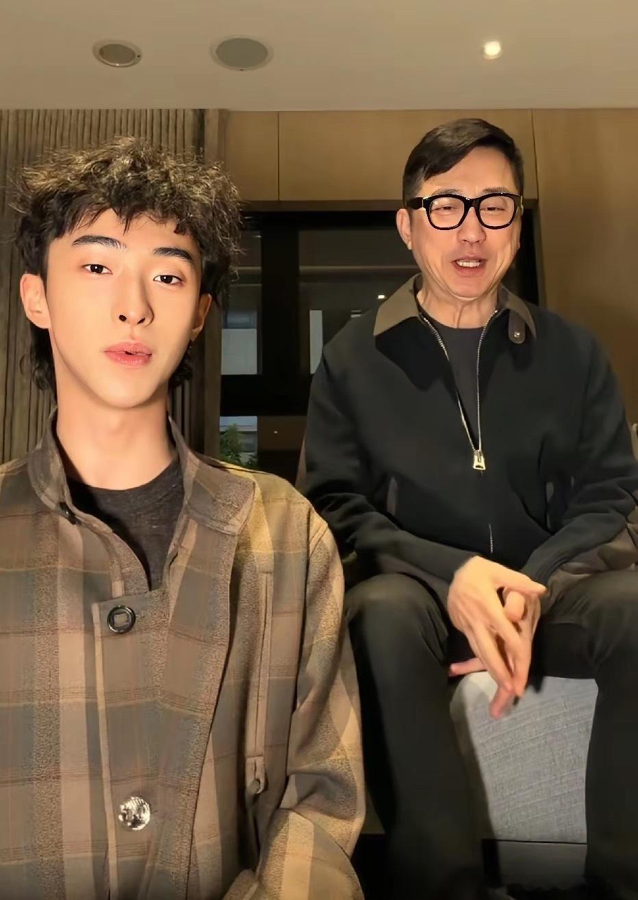 恩利和老爸庾澄庆搞怪同框，这父子俩是真的不太像啊，完全不同的风格，儿子的个性更像