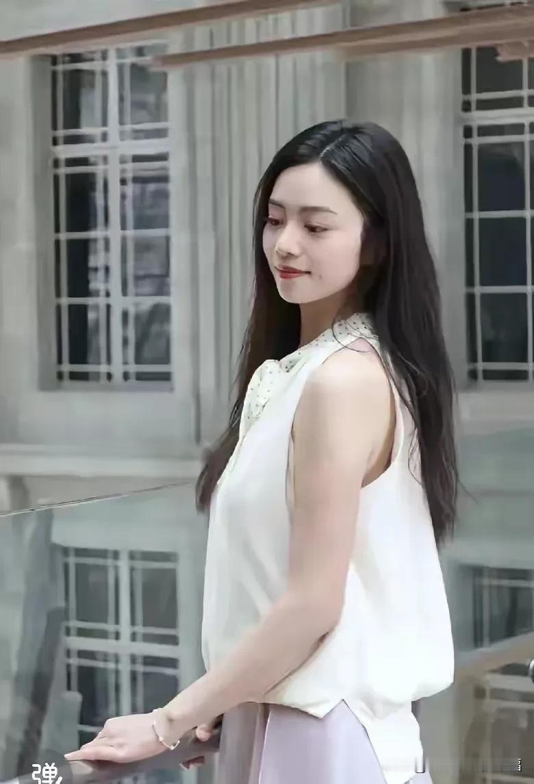 如果在东方甄选，小贝可能也会接私活或者视频带货了[比心]发型还是那个发型，可是