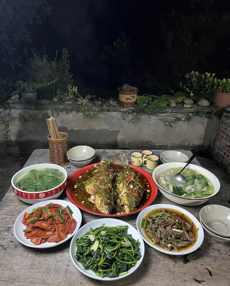 昨天跟着老公回乡下看望舅舅，这一趟才真正读懂了什么叫血脉相连的亲人。舅舅家境普通