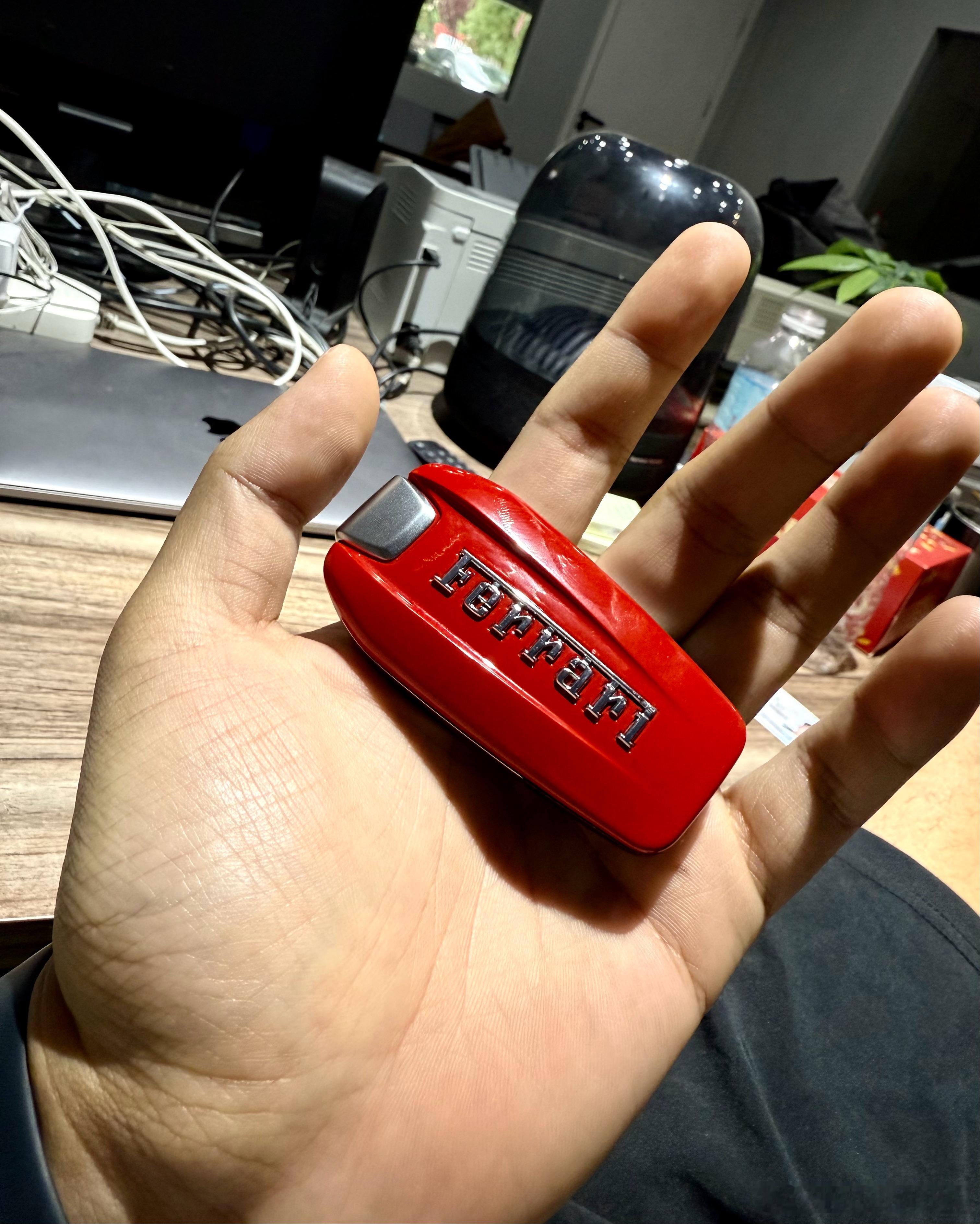 外界传闻我有一台法拉利…误会大了，我真买不起…只是单纯的因为车主偷偷买的，家里人