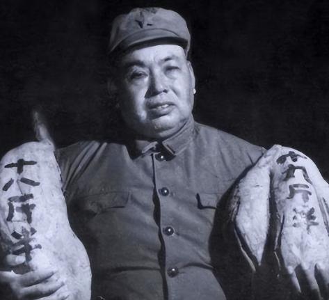 1937年，许世友在延安被关了起来，饥饿难耐时，有一名排长冒死给他送了一只烧鸡吃