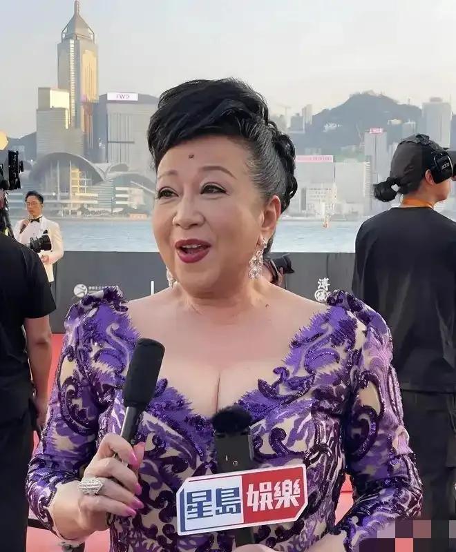 75岁香港资深艺人薛家燕在受访时，谈及与小17岁男友Andy的恋情，难掩甜蜜，表