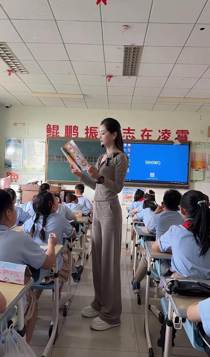 孩子原来的班主任上周退休了，新换了一个班主任。孩子说方老师特别温柔漂亮，看这面相