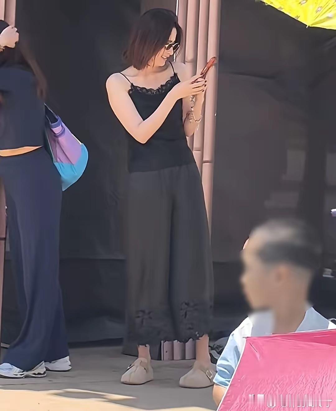 颖儿陪着8岁女儿在昆明过暑假，她本人比电视里还显瘦