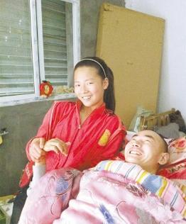 2001年12月，一男子不幸从楼梯跌落，导致颈部以下高位截瘫，妻子选择离去，男人