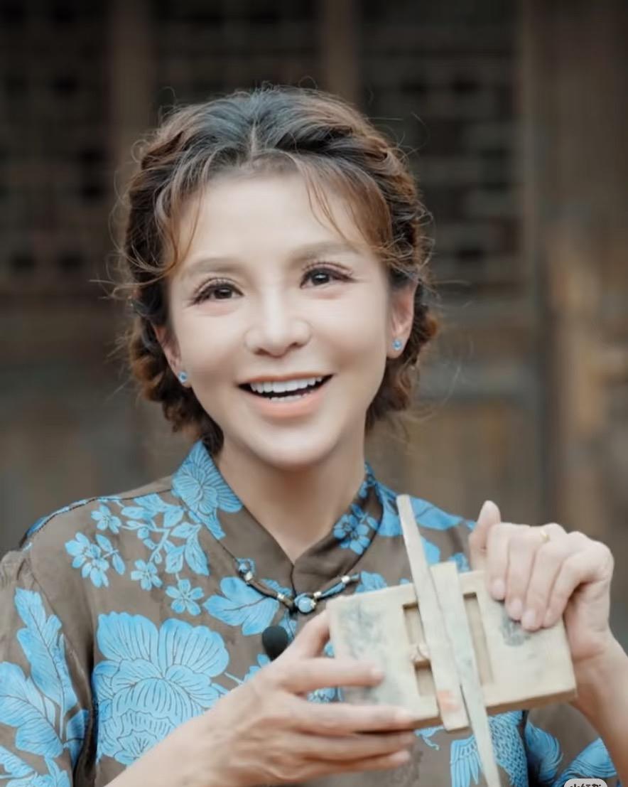 谁都不服，就服朱迅，你瞧人家都52岁了，抗癌多年，居然还在主持节目。17