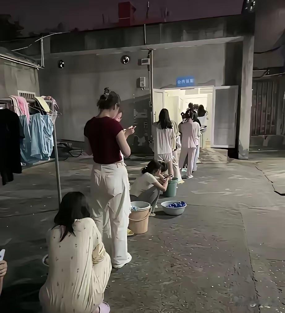 进厂最倒霉情况，应该就是这个。有些人进厕所冲凉，没2个小时爬不出来。你见过进