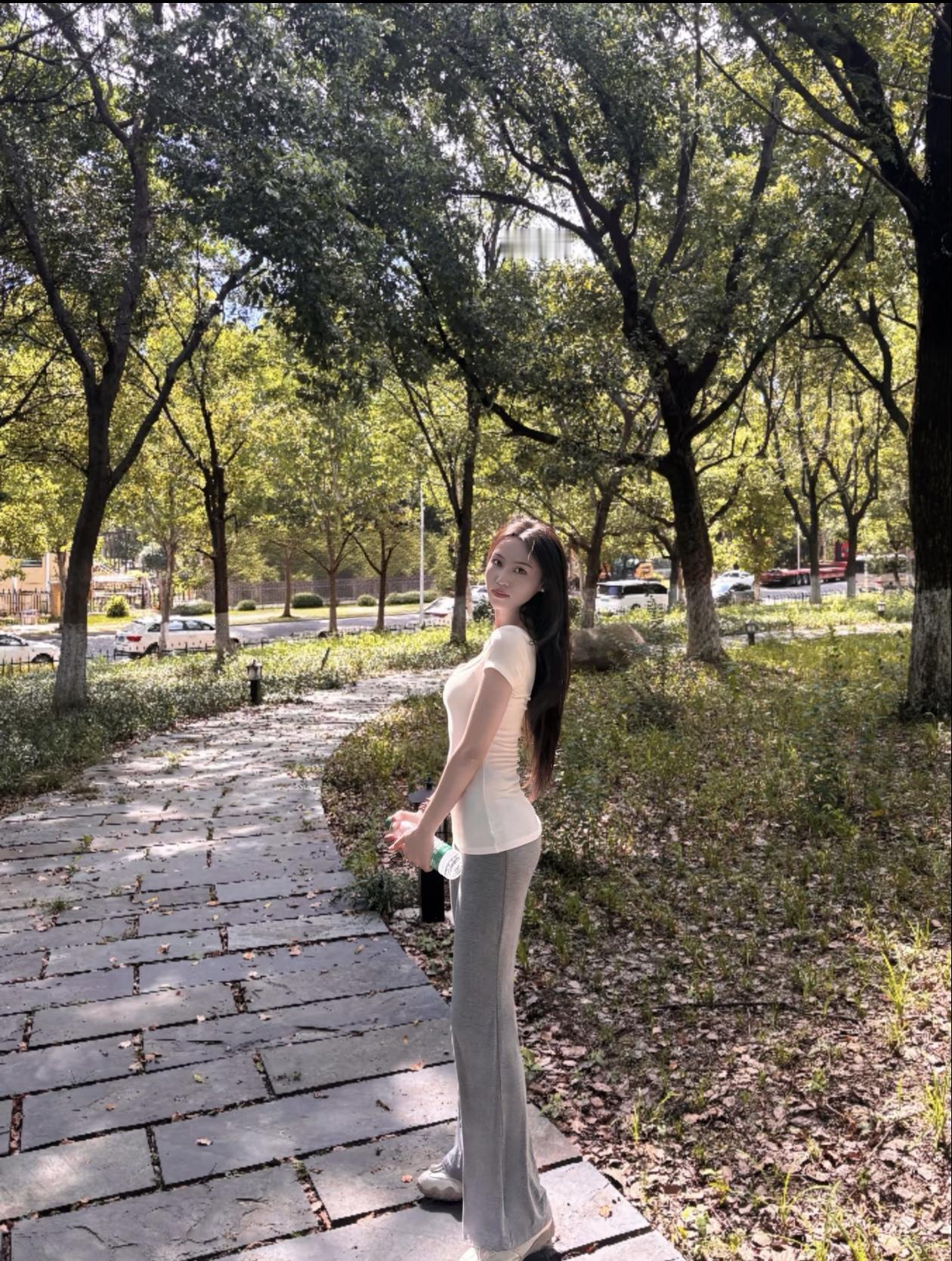 美丽的邂逅，在绿荫之中