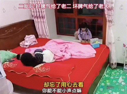 “太心疼了！”，女孩在飘窗上收拾散落的玩具，妈妈哄着戒夜奶的弟弟，在听到玩具的碰