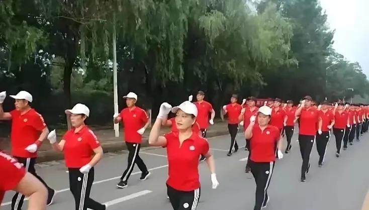 对于暴走团现象，社会上看法分歧相当大。从锻炼身体的角度来看，暴走团的确是一个比较