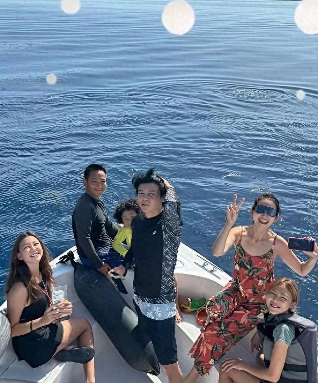 13岁女儿穿吊带紧抱张晋，蔡少芬一家度假晒照惹争议，女大到底该不该避父？​