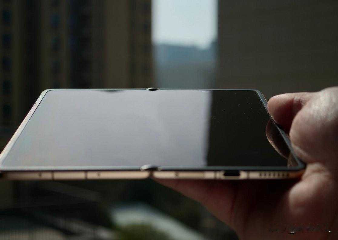 友商折痕控制得很好，荣耀MagicV6也不赖啊，这肉眼几乎也是看不到折痕啊。再