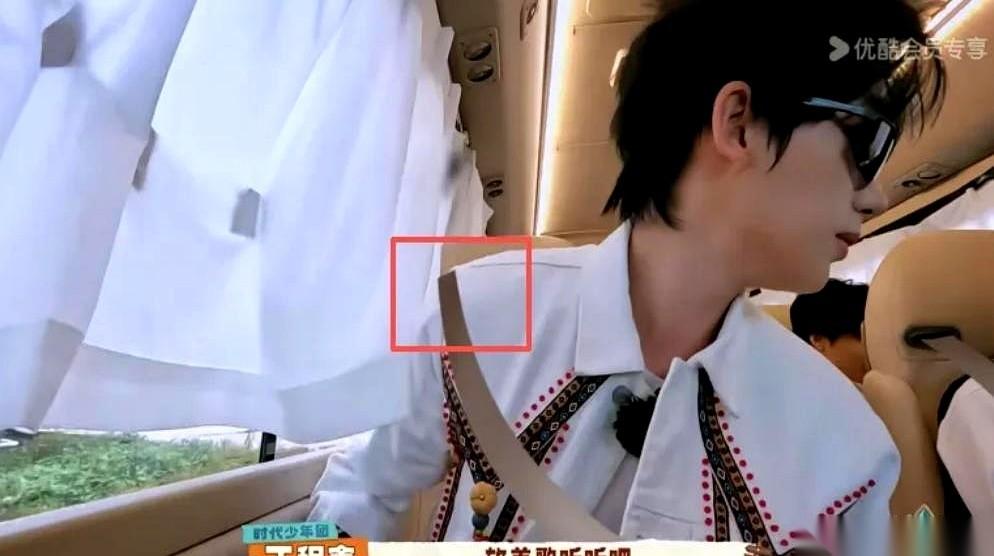 综艺《这就是我的西游2》一个镜头突然爆了。车里，一个嘉宾身上的安全带，是后期P
