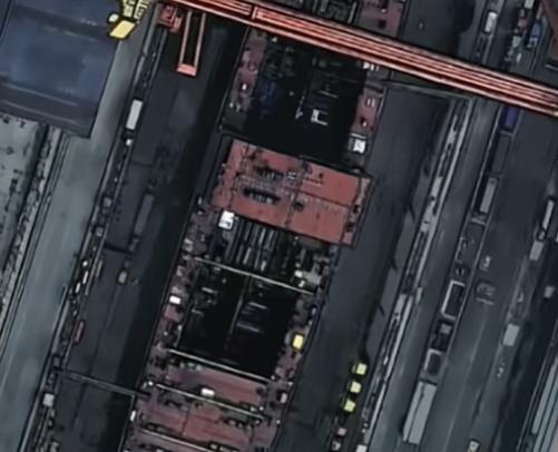 西方军事圈彻底炸锅，大连造船厂船坞里，004航母的分段已经成型，卫星图上两个巨大