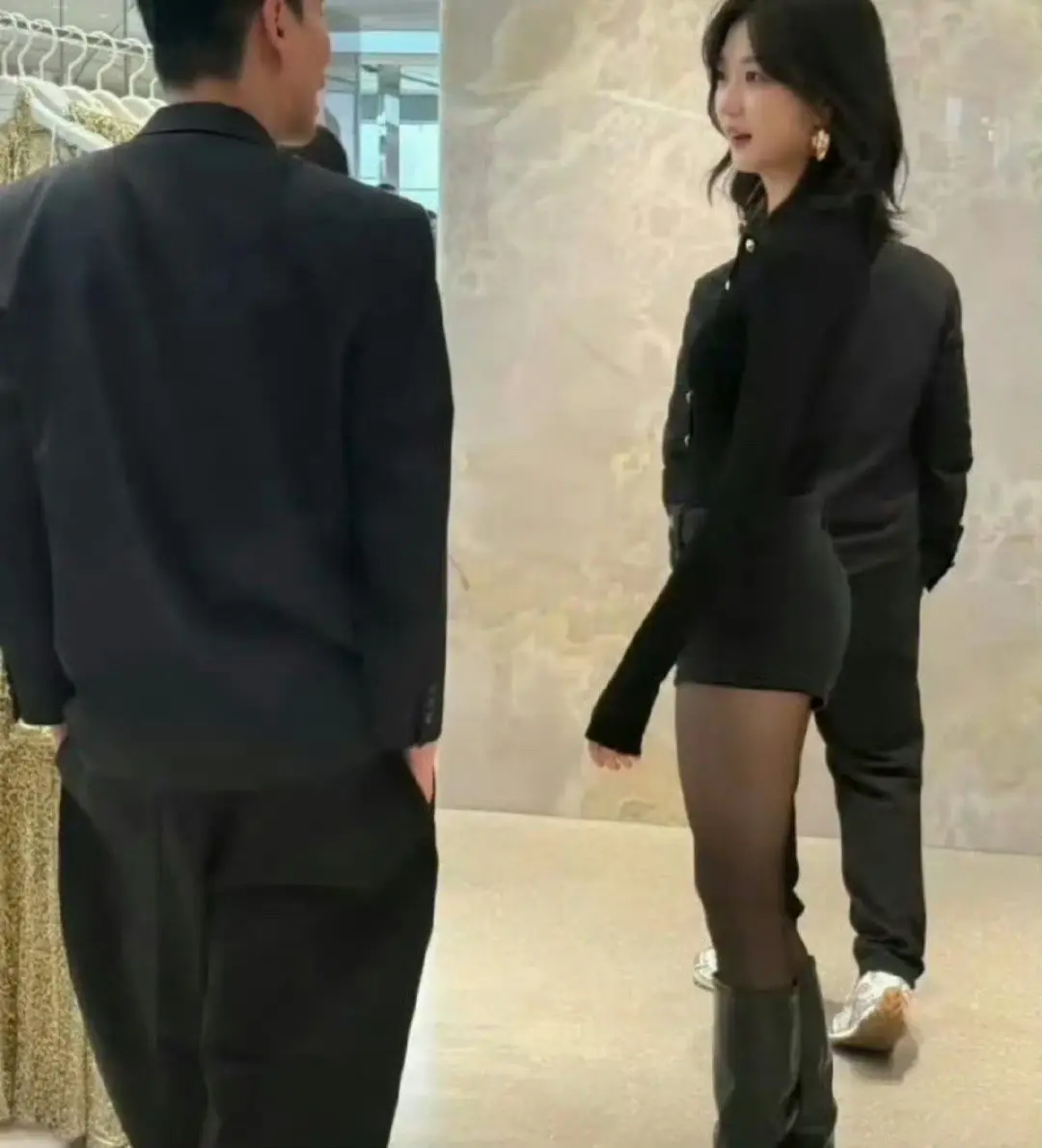 一直不理解，是不是明星都不会热出汗啊，夏天穿长筒靴​