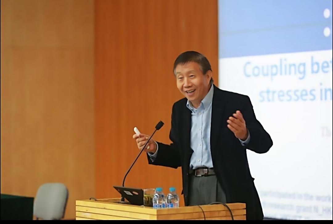 令人泪目，中科院院士张统一先生穿着也太简朴了吧！近日，中科院院士张统一先生授课