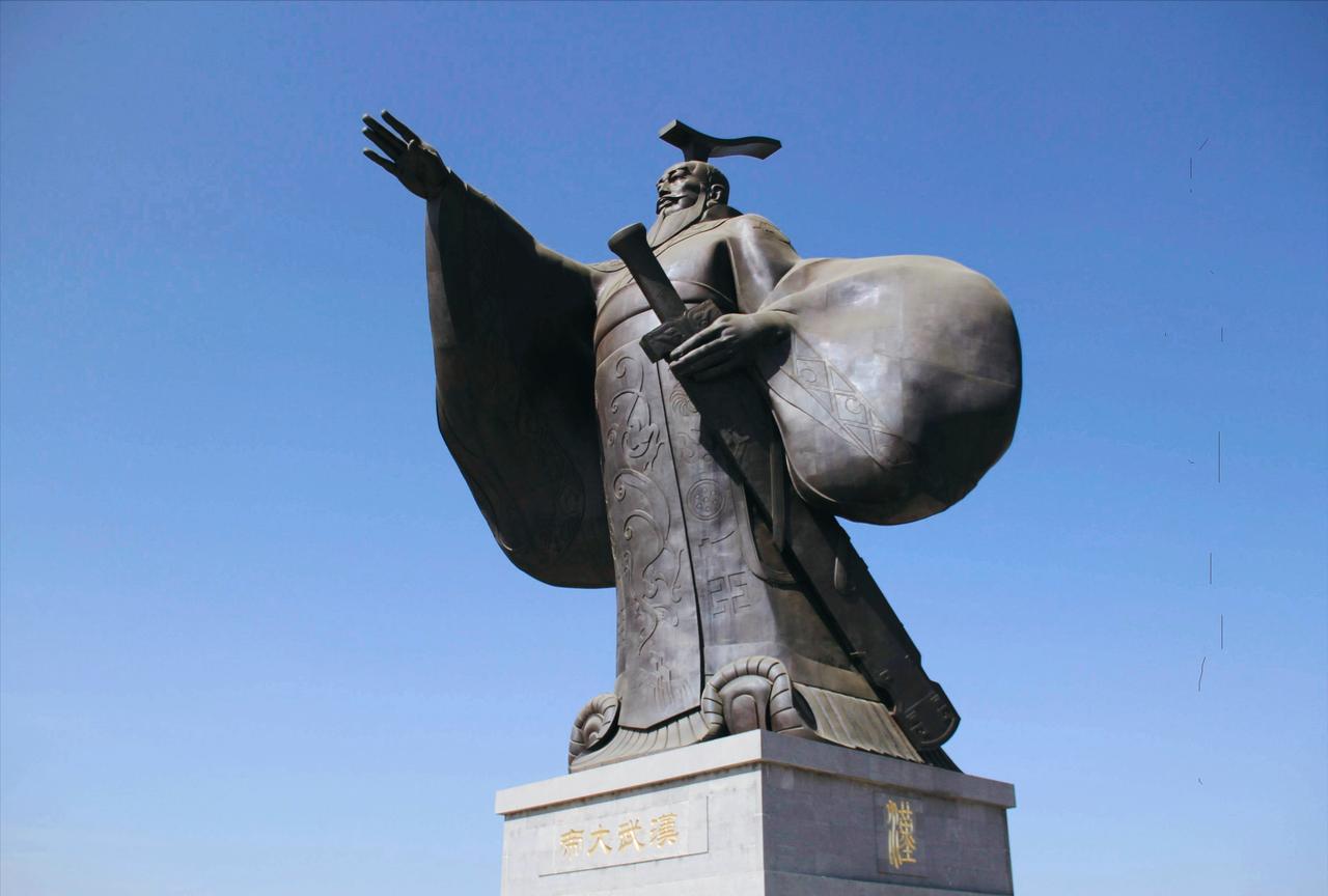 汉武帝的乳母全家被判刑流放边疆，临行前，她向武帝告别，行完礼就默默往外走，刚到宫