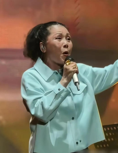 歌坛女神田震，一上台观众差点没认出来！花甲之年，脸蛋变样了，可那嗓子一吼，深情豪