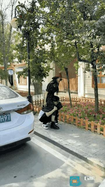 “不作就不会死！”一对夫妻外出游耍，把车往路边一停，两人便下了车，妻子想要玩点浪