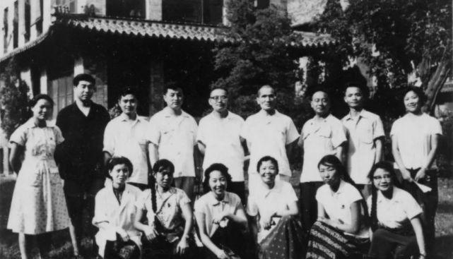 1948年，冉益智叛变，并供出了罗广斌，罗广斌的哥哥是中将，特务头子怕得罪他，就