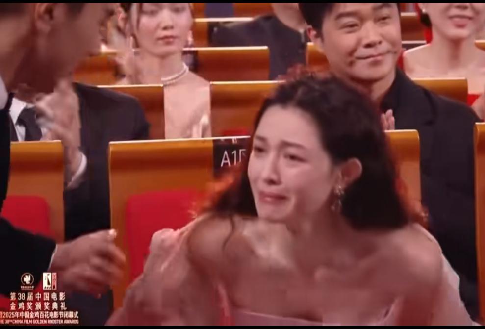 钟楚曦为何哭成这样？原来是金鸡获奖了，她话里话外都是各种委屈，真的是哭了一路，听