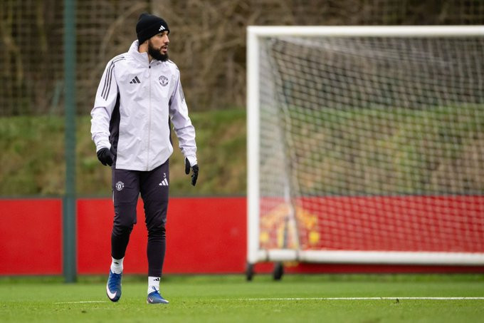 邮报在战胜埃弗顿后，马兹拉维在登上球队大巴前，从记者手中接过一盒椰枣斋月期间，椰